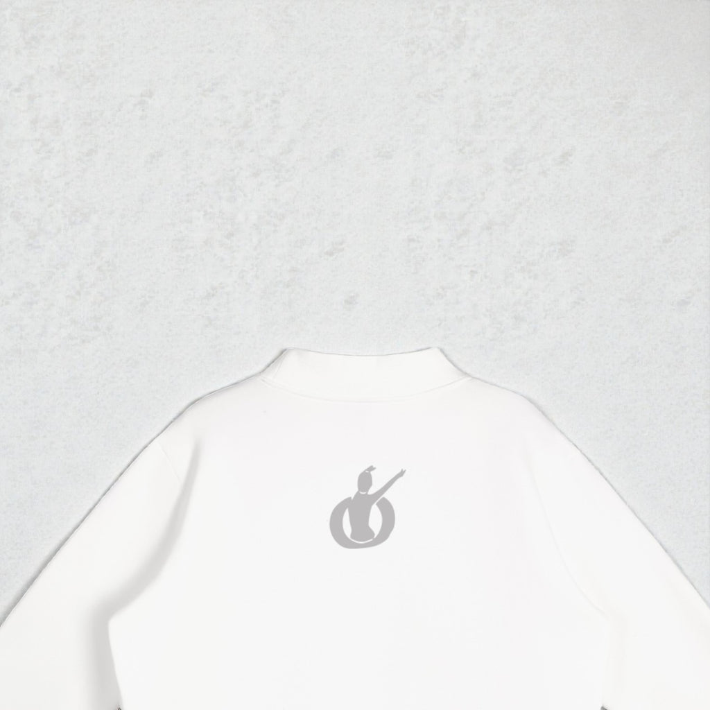 MONROE STORE sudadera blanca de cuello mock de manga larga con estampado gráfico en la espalda, confeccionada en mezcla de algodón y poliéster.