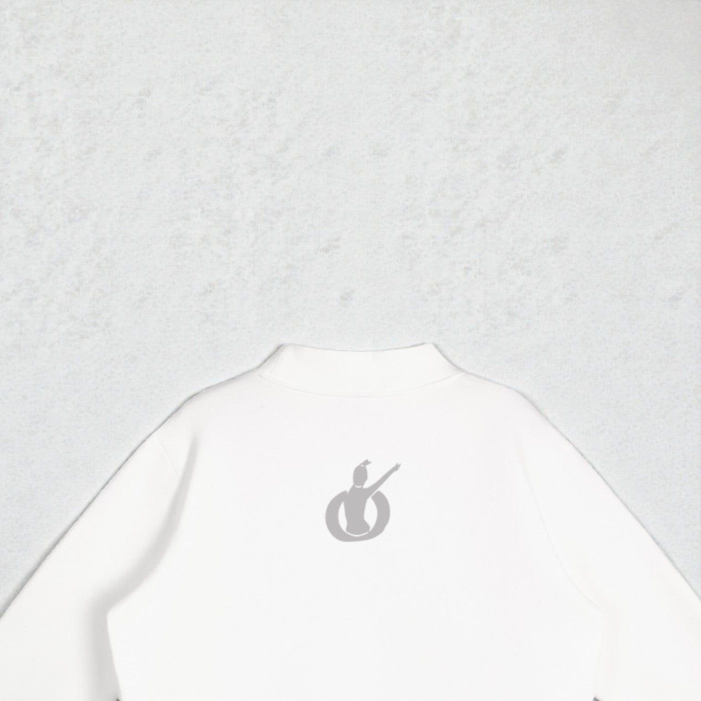 MONROE STORE sudadera blanca de cuello mock de manga larga con estampado gráfico en la espalda, confeccionada en mezcla de algodón y poliéster.