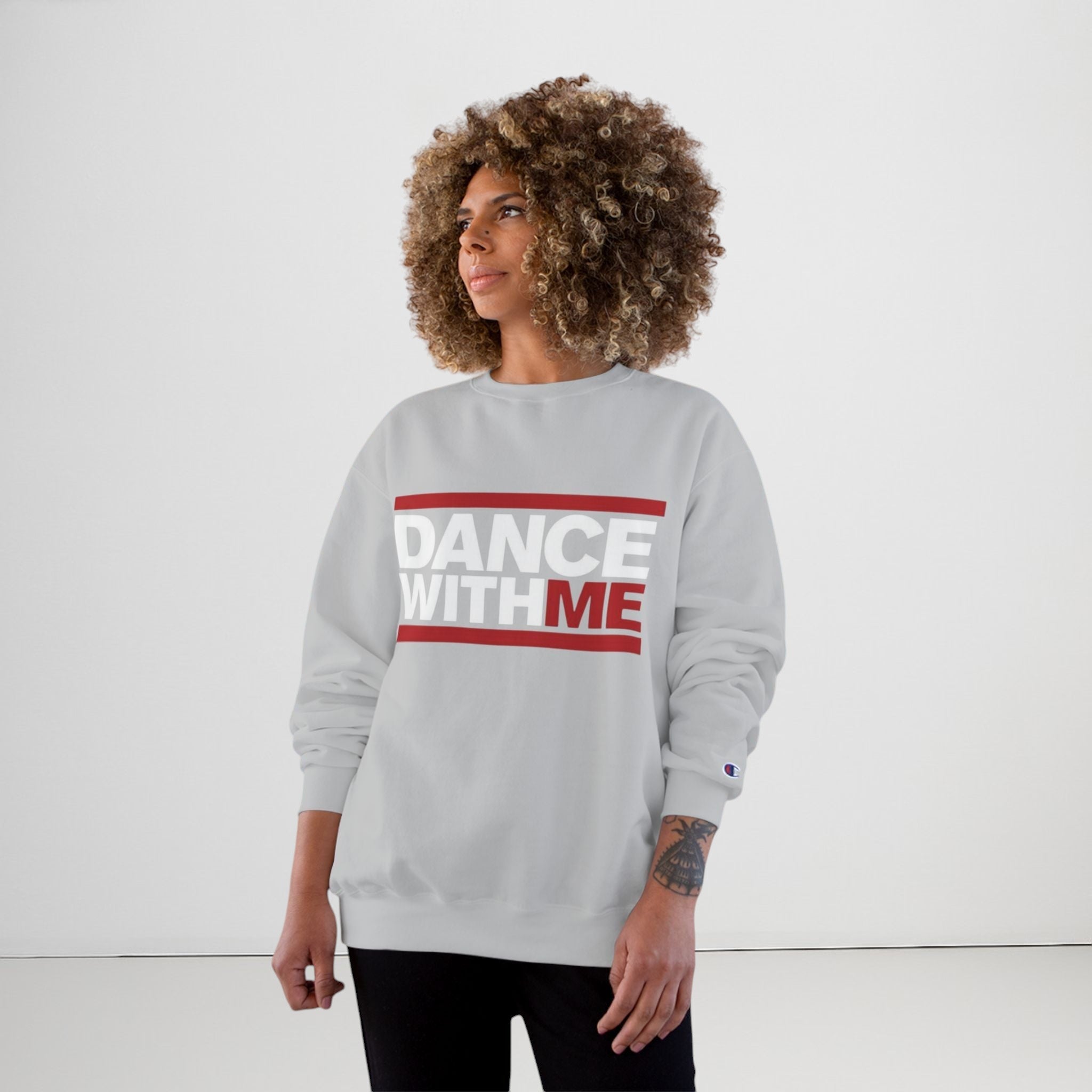 MONROE STORE sudadera gris de algodón y poliéster con texto "DANCE WITH ME" en rojo y blanco, cuello redondo, ajuste regular.