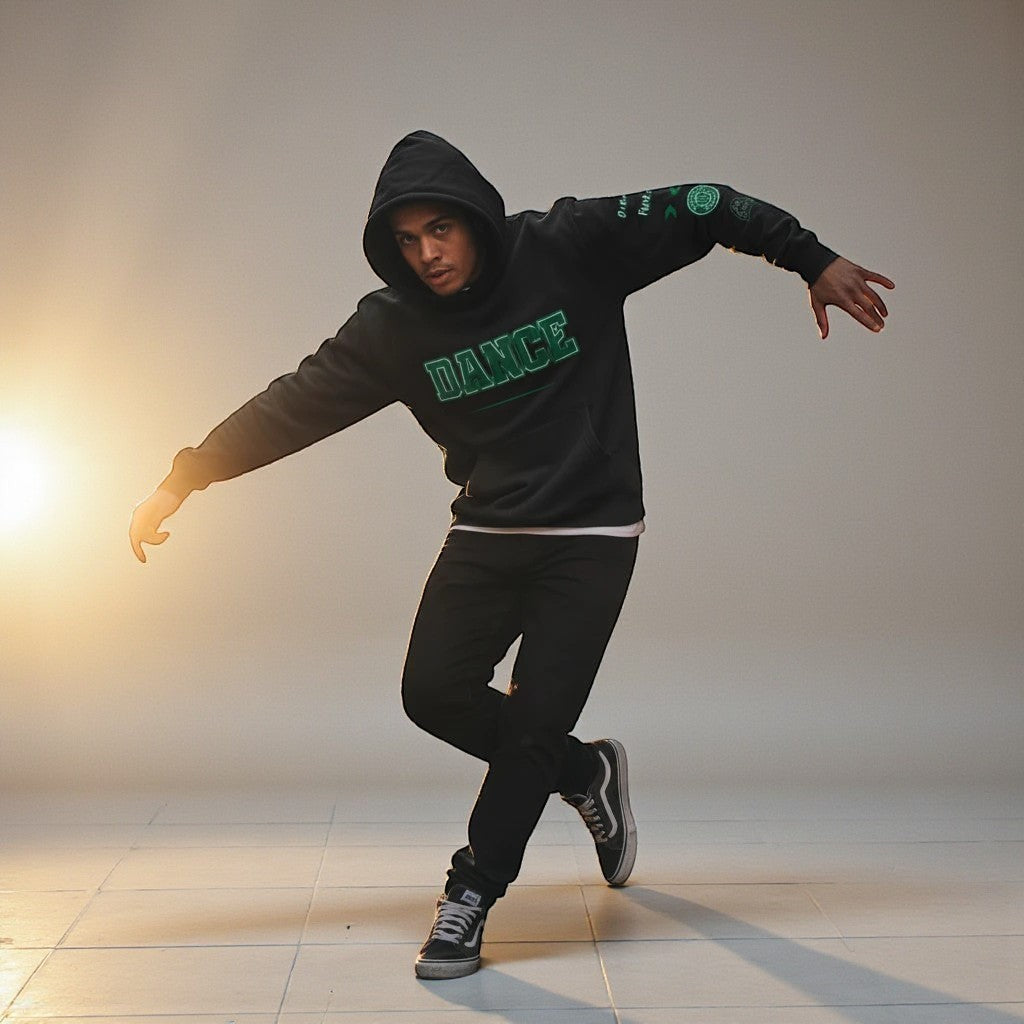 MONROE STORE sudadera con capucha negra de corte holgado con estampado "DANCE" en verde y manga larga. Un hombre baila en un estudio.