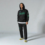 MONROE STORE sudadera con capucha negra de corte holgado con estampado verde "DANCE" en el pecho y detalles en las mangas.