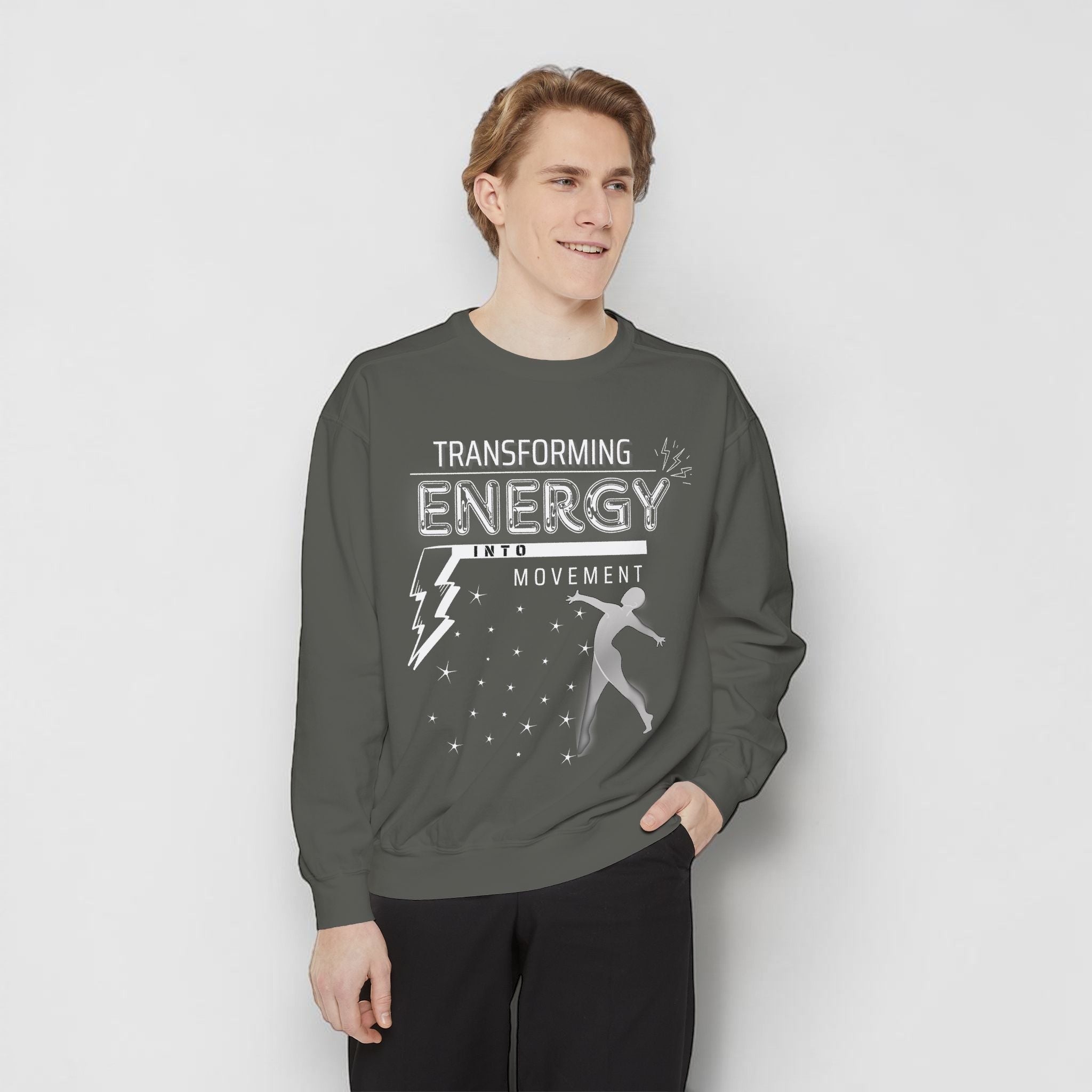 Hombre con sudadera gris MONROE STORE con estampado Transforming Energy y diseño de bailarina, estilo casual y cómodo.