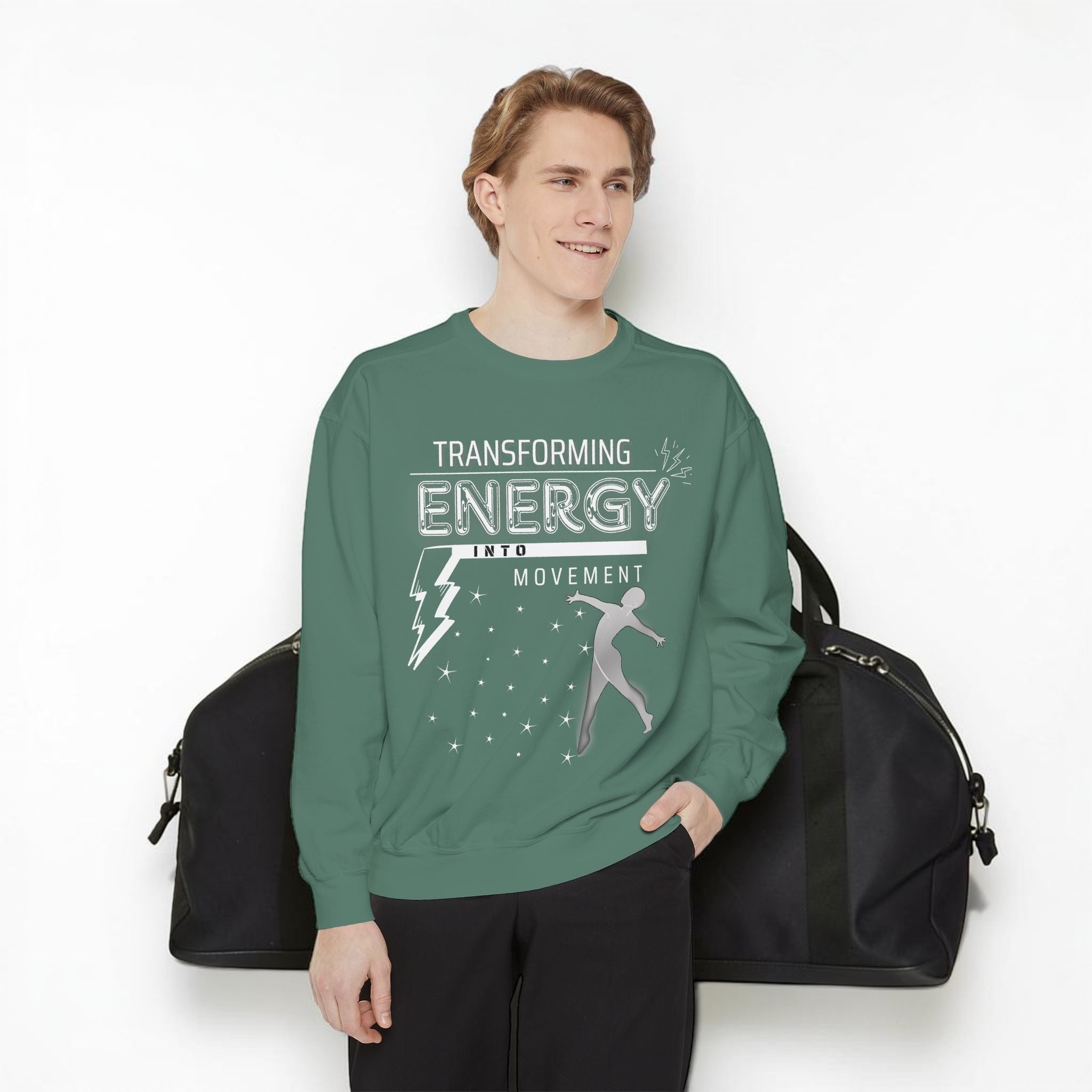 Hombre con sudadera verde MONROE STORE con estampado Transforming Energy, ideal para gimnasio y estilo casual.