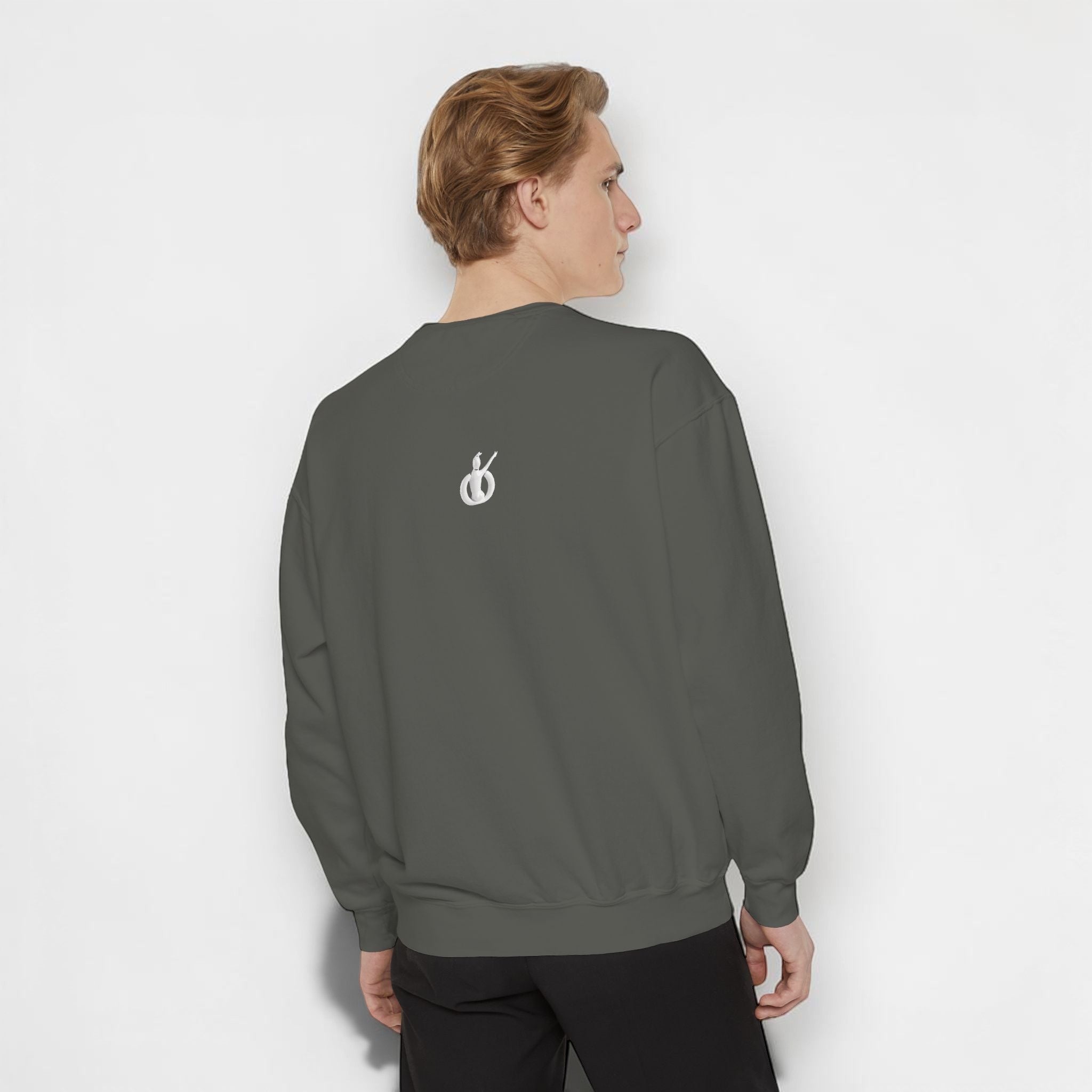 Sudadera gris oscuro MONROE STORE con diseño minimalista en la espalda, estilo unisex cómodo para gimnasio