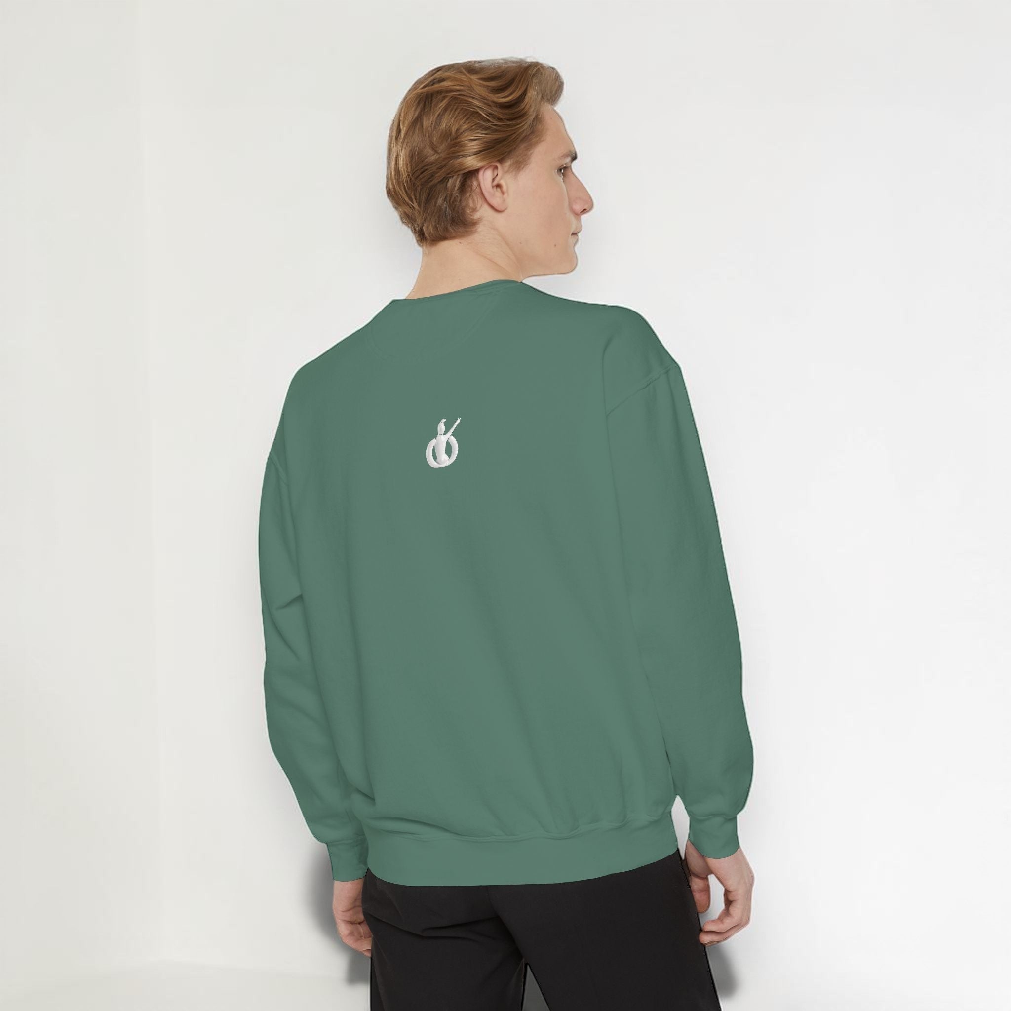 Sudadera unisex verde MONROE STORE con diseño minimalista en la espalda, estilo casual y cómodo para gimnasio