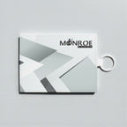Tarjetero MONROE STORE blanco y gris con anilla, diseño geométrico abstracto, piel sintética.