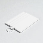 Tarjetero blanco de piel sintética MONROE STORE con anilla y múltiples ranuras para tarjetas.
