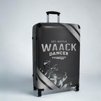 Maleta de viaje negra con diseño de gatos en tonos grises y blancos, con mango telescópico y ruedas, para bailarines y viajeros modernos.