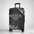 Maleta de viaje negra con diseño de gatos en tonos grises y blancos, con mango telescópico y ruedas giratorias, ideal para bailarines y viajeros.