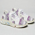 MONROE STORE zapatillas deportivas blancas con estampado abstracto morado y gris, suela gruesa y cordones blancos.