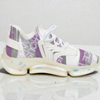 MONROE STORE zapatillas deportivas de malla blancas y moradas con estampado gráfico de letras, suela gruesa y cordones blancos.