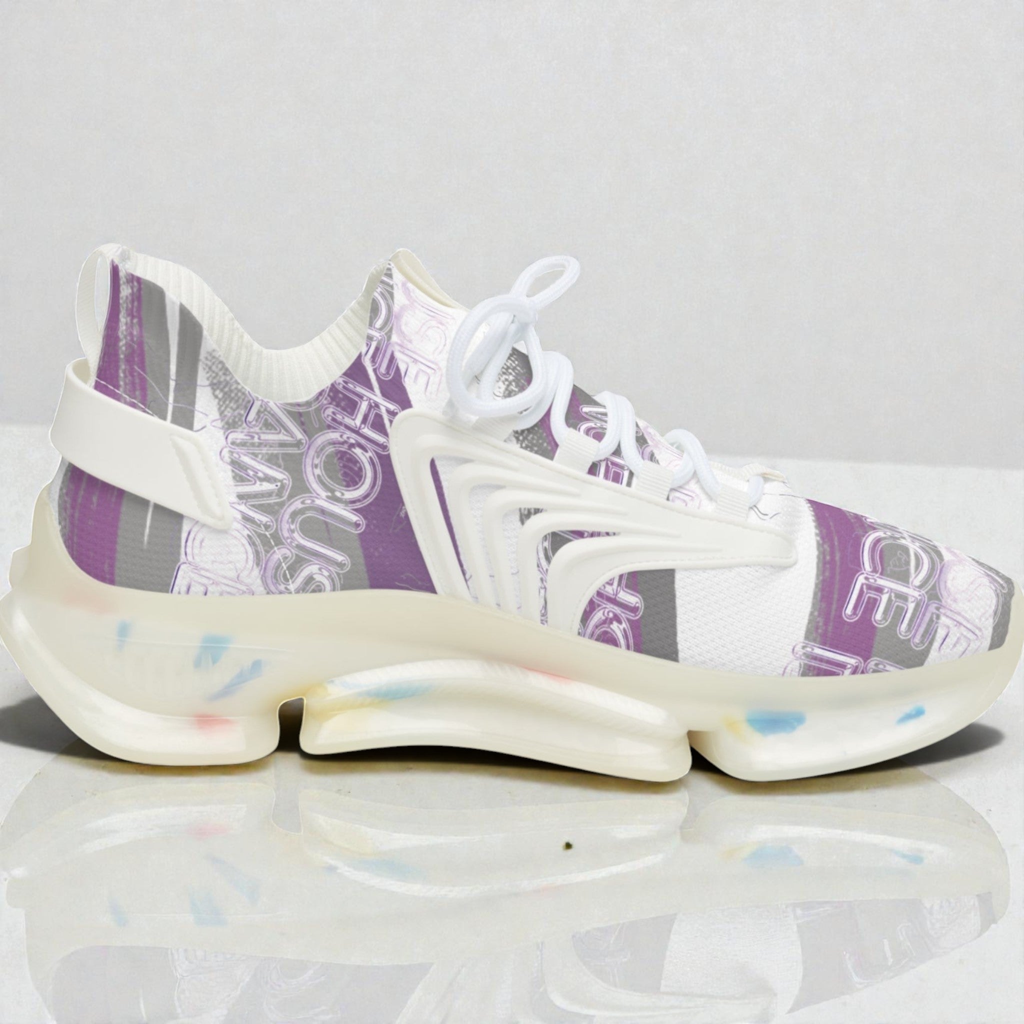 MONROE STORE zapatillas deportivas de malla blancas y moradas con estampado gráfico de letras, suela gruesa y cordones blancos.