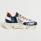 Zapatillas deportivas de malla MONROE STORE con estampado de grafiti multicolor y suela gruesa blanca.