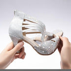 Zapato de baile MONROE STORE para mujer en color plateado con brillantes, suela de ante y diseño ergonómico flexible.