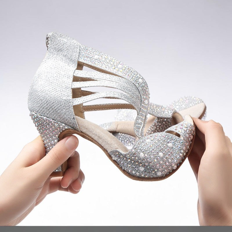 Zapato de baile MONROE STORE para mujer en color plateado con brillantes, suela de ante y diseño ergonómico flexible.