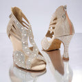 Zapatos de baile MONROE STORE dorados con diamantes, tacón alto, suela de ante y cierre de cremallera trasera.