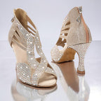 Zapatos de baile MONROE STORE dorados con diamantes, tacón alto, suela de ante y cierre de cremallera trasera.