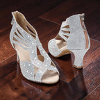 Zapatos de baile MONROE STORE plateados con diamantes, tacón medio, suela de ante y cierre de cremallera trasera.