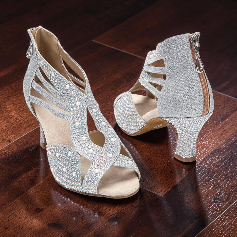 Zapatos de baile MONROE STORE plateados con diamantes, tacón medio, suela de ante y cierre de cremallera trasera.