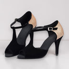 Zapatos de baile latino MONROE STORE negros de ante con tacón de aguja, puntera abierta y detalle de purpurina dorada.