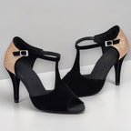 Zapatos de baile latino MONROE STORE de ante negro con tacón de aguja, puntera abierta y detalle de purpurina dorada.