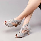 Zapatos de baile MONROE STORE para mujer con diamantes, tacón medio, suela de ante y diseño transpirable en color plata.